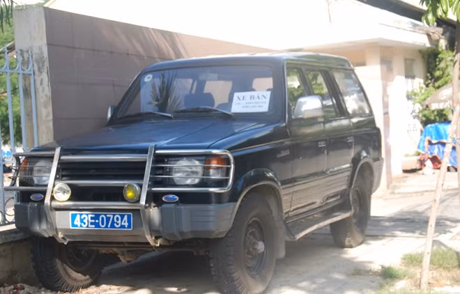 Chiếc ôtô biển số xanh được rao bán công khai ở đường Hải Phòng.