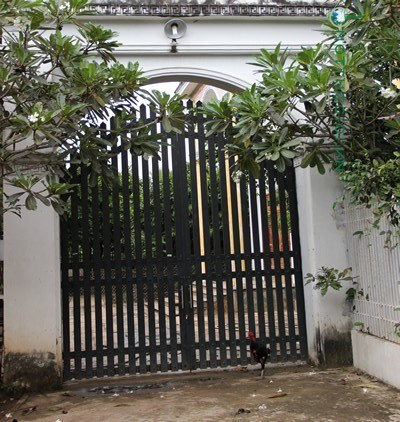 Cổng ngoài và cửa của căn biệt thự luôn đóng kín mít, một người dân sống ở đây cho biết, từ khi căn biệt thự này xây lên không có người ở.