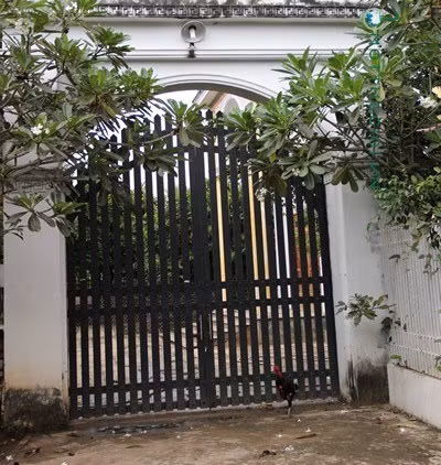 Cổng ngoài và cửa của căn biệt thự luôn đóng kín mít, một người dân sống ở đây cho biết, từ khi căn biệt thự này xây lên không có người ở.