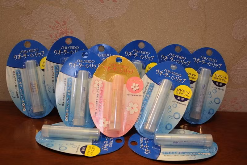 Shiseido Water in Lip: 150.000đ. Là dòng son dưỡng được ưa chuộng, của Shiseido giúp ngăn ngừa khô môi, nẻ môi, cung cấp dưỡng chất cho làn môi mềm mại trong nhiều giờ. Shiseido Water in Lip khi thoa lên môi sẽ cho bạn cảm giác mát rượi và mềm môi ngay lập tức, không bết dính như các loại son dưỡng môi khác, nhìn môi bạn như mềm mại và hồng hào một cách tự nhiên.
