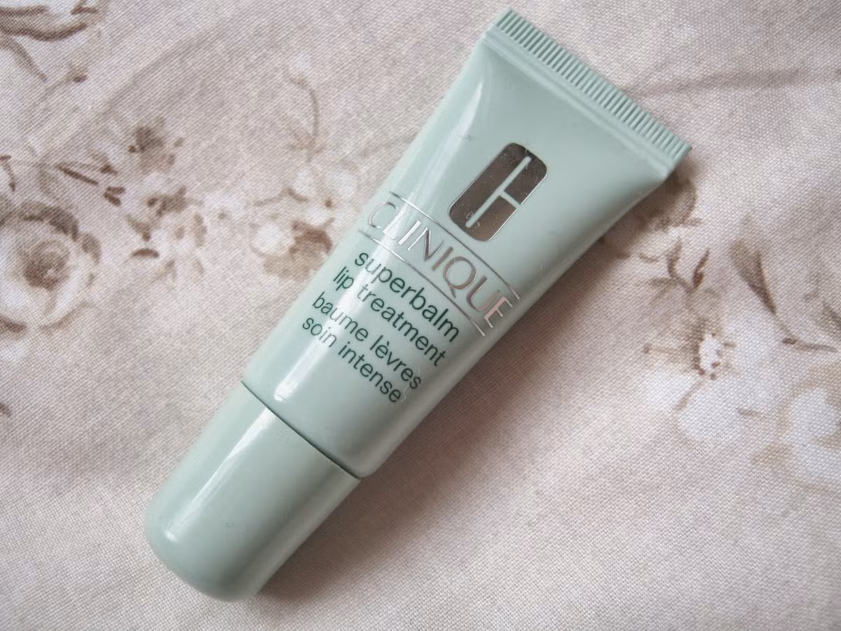 Clinique Superbalm Lip Treatment giúp dưỡng ẩm sâu và chữa lành đôi môi bị nứt nẻ, chất làm mềm da có trong tuýp son dưỡng giúp cho đôi môi mềm mịn ngay lập tức khi bôi. Để sở hữu tuýp son này, bạn phải bỏ ra 15$ (khoảng 300 ngàn VNĐ).