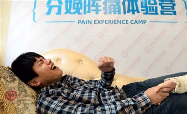 Một người đàn ông khác tên Lee Hao cũng cho biết: "Quá trình này thật đáng sợ. Tôi không thể chịu đựng toàn bộ nó. Hiện tôi đã hiểu tại sao vợ tôi lại la hét đòi thuốc giảm đau khi cô ấy vượt cạn".