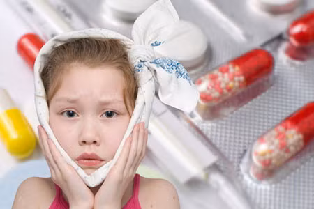 Tuy nhiên vẫn có một tỷ lệ nhỏ biến chứng làm trẻ em vô sinh khi trưởng thành. Đặc biệt chú ý khi bé trai bị sưng tuyến mang tai, nếu không kịp thời điều trị sẽ dẫn đến viêm tinh hoàn, ảnh hưởng đến ống dẫn tinh. Đối với bé gái nếu đau bụng dưới, đau đầu, nôn…cũng là những biểu hiện nguy hiểm. Một số biến chứng kháng của quai bị có thể xảy ra như: viêm não, màng não thường xảy ra và ngày thứ 3 – 10 với các triệu chứng sốt, nhức đầu, nôn và kèm theo co giật.