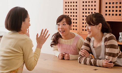 Tán gẫu nhiều hơn. Đây là một lời khuyên giảm cân rất thực tế và hoàn toàn khoa học. Một thực nghiệm đã chỉ ra rằng những người thường xuyên trò chuyện với bạn bè thường có xu hướng ăn ít hơn nhiều so với những người ngồi lỳ trước TV. Logic ở đây khá đơn giản: tán gẫu với bạn bè khiến bạn trở nên là một người hướng ngoại và không cần tìm kiếm sự thư giãn từ nơi khác - như ăn uống chẳng hạn.