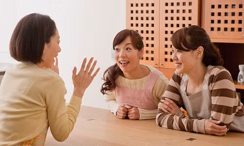 Tán gẫu nhiều hơn. Đây là một lời khuyên giảm cân rất thực tế và hoàn toàn khoa học. Một thực nghiệm đã chỉ ra rằng những người thường xuyên trò chuyện với bạn bè thường có xu hướng ăn ít hơn nhiều so với những người ngồi lỳ trước TV. Logic ở đây khá đơn giản: tán gẫu với bạn bè khiến bạn trở nên là một người hướng ngoại và không cần tìm kiếm sự thư giãn từ nơi khác - như ăn uống chẳng hạn.