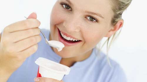 Ăn vặt thông minh. Những lúc cơ thể đang chịu đựng cơn đói cồn cào, đừng nạp bất kỳ loại thức ăn nào mà bạn sẵn có. Nên chọn thực phẩm ít đường và lượng chất béo được hạn chế nhất. Tránh xa đồ ăn nhanh như các loại bánh bơ ngọt, đồ uống có ga, khoai tây chiên… Và cách lựa chọn để giảm cân nhanh chóng được đánh giá thông minh nhất là các loại súp rau thanh nhẹ hay những ly nước ép trái cây tươi mát.