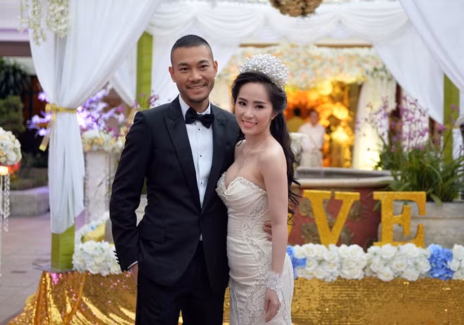 Cặp đôi đẹp của làng giải trí sẽ chính thức bước vào hôn lễ sau thủ tục đón khách mời tại sảnh tiệc. Cô dâu Quỳnh Nga luôn giữ nụ cười thường trực, tay trong tay cùng chồng điển trai.