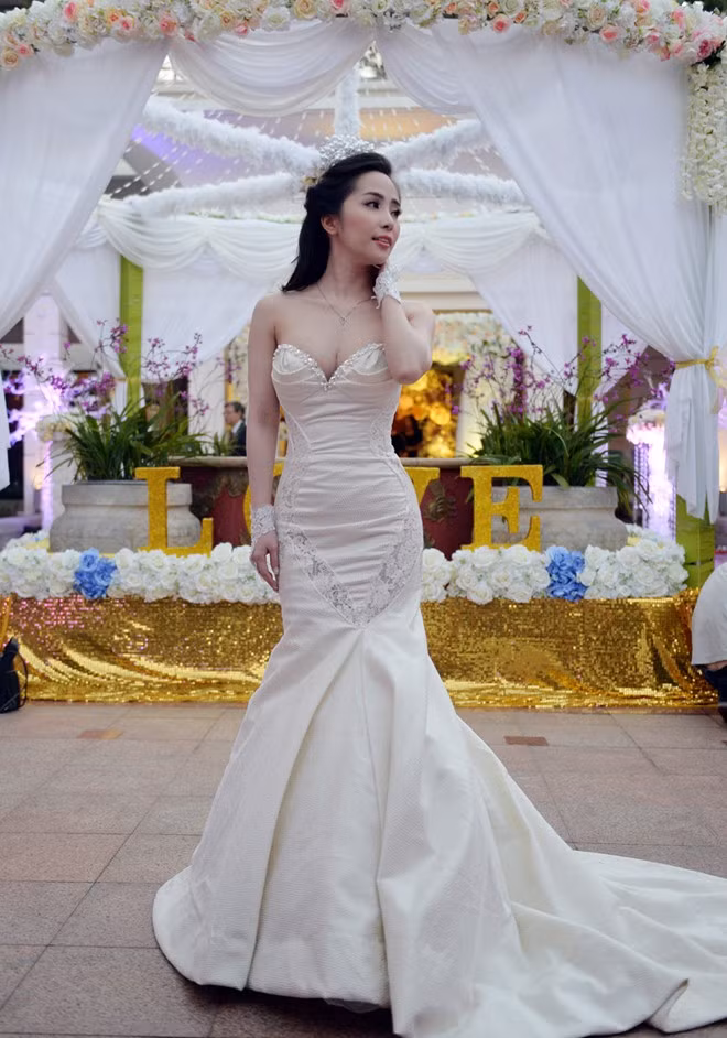 Cô dâu xinh đẹp của showbiz Việt nổi bật trong bộ đầm cưới gam màu trắng, kiểu cách đuôi cá kiêu sa và quyến rũ. Trước khi tổ chức lễ thành hôn, đôi tình nhân thực hiện bộ ảnh cưới lãng mạn tại Quảng Ninh và Hàn Quốc. Những hình ảnh đẹp này được người xem vô cùng yêu thích và khen ngợi.