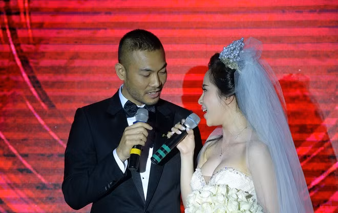 Cặp đôi còn tình tứ song ca ngọt ngào ca khúc Đám cưới trên sân khấu.