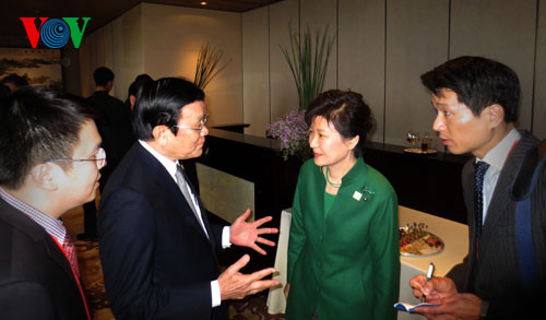 Chủ tịch nước trao đổi với Tổng thống Hàn Quốc Park Geun-hye.