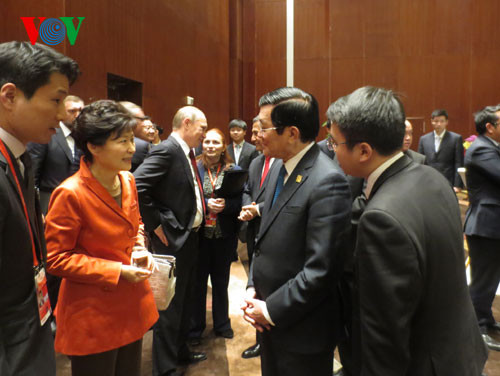 Bên cạnh đó, Chủ tịch nước cũng có các cuộc tiếp xúc với Tổng thống Peru Ollanta Humala, Quốc vương Brunei Darusalam Haji Hassanal Bolkiah, Thủ tướng Australia Tony Abbott, Thủ tướng Thái Lan Prayuth Chan-ocha… cùng nhiều lãnh đạo các nền kinh tế khác.