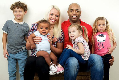 Sinh 4 con với 3 màu da khác nhau. Anh Chris và vợ là Tess không ngạc nhiên khi đứa con đầu tiên của họ, bé Jacob, hiện 6 tuổi, và bé Savannah, 4 tuổi, đều chào đời với màu da oliu (màu vàng nâu). Tuy nhiên họ rất sửng sốt khi đứa trẻ thứ ba, bé Amiah, 3 tuổi, ra đời với màu da trắng và đôi mắt xanh như mẹ. Sự kinh ngạc ấy càng lớn hơn khi bé Zion được sinh ra với nước da đen như của bố.