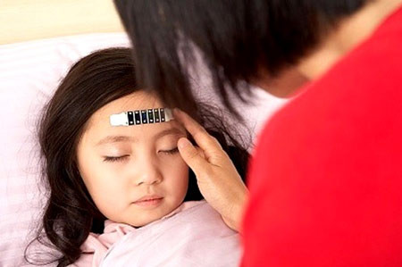 Không cho trẻ ra ngoài để tránh gió, nên giữ trẻ trong nhà cho đến khi vùng sưng tấy có dấu hiệu giảm. Trẻ mắc bệnh không cho đến trường, các khu vực vui chơi công cộng vì có thể lây bệnh cho những bạn khác.