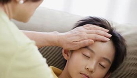 Cần cho trẻ một chế độ nghỉ ngơi hợp lý: không cho trẻ vận động nhiều, đặc biệt trong trường hợp trẻ sưng tinh hoàn thì trẻ cần được nghỉ ngơi tuyệt đối.