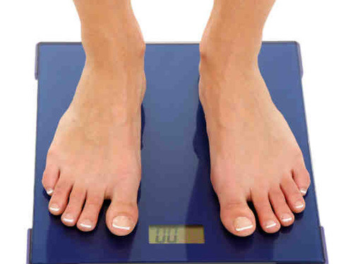 Thứ 2, duy trì cân nặng vừa phải và ổn định, không quá béo hay quá gầy, không giảm hay tăng cân đột ngột.