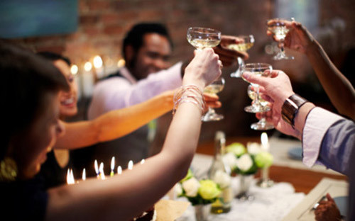 Thứ 8, hạn chế tối đa đồ uống cồn. Không oan khi nói rượu bia là bạn thân của ung thư vú. Nếu bạn không thể đoạn tuyệt với những đồ uồng đầy mê hoặc này, hãy uống không quá một ly rượu mỗi ngày nhé.