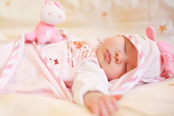 Không nên đội mũ khi ngủ đối với trẻ dưới 1 tuổi. Đối với trẻ sơ sinh, đầu là nơi tạo ra khoảng 40% thân nhiệt, nhưng đồng thời lại là nơi giải phóng đến 85% nhiệt độ cơ thể. Chính vì vậy, việc đội mũ và dùng băng quấn thóp là cần thiết với bé mới sinh (đặc biệt là các bé sinh non) nhưng với bé khỏe mạnh và đã được vài tháng tuổi, việc đội mũ khi ngủ là không cần thiết, mà ngược lại sẽ khiến nhiệt độ của não bé tăng cao, ảnh hưởng đến hoạt động của vùng thần kinh kiểm soát hô hấp.