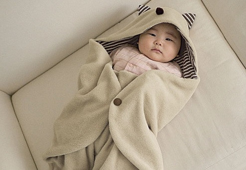 Không bao giờ được ủ ấm quá mức cho bé. Ủ ấm quá có thể làm tăng nguy cơ đột tử khi ngủ ở bé. Giữ ấm đúng cách là giữ đủ ấm cho bé, nhất là những vùng dễ bị nhiễm lạnh như lòng bàn chân, bàn tay, thóp và ngực.