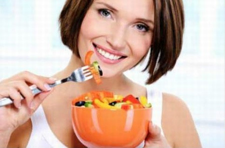 Chế độ ăn kiêng giảm cân của bạn. Thật sự là chế độ ăn kiêng không lành mạnh có thể tổn hại tới da bạn. Khi cơ thể bạn có chỉ số đường huyết cao, do thường xuyên ăn các loại thực phẩm vốn được biết đến là khiến tăng đột biến lượng đường trong máu (như đường tinh chế, bánh mì trắng, mì ống, và các loại thực phẩm chiên), sẽ gây rối loạn cơ thể và gây ra mụn.