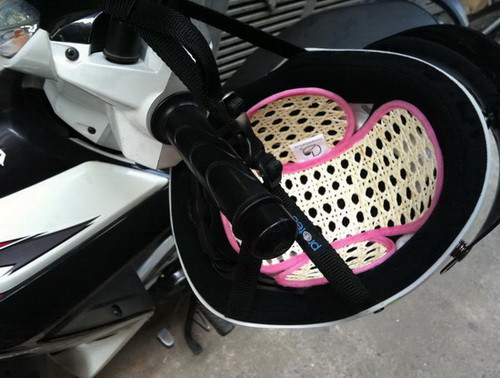 Mũ bảo hiểm bẩn. Bạn có thường xuyên bị những mụn trứng cá trên trán? Đây rất có thể là nguyên nhân từ chiếc mũ bảo hiểm không được vệ sinh thường xuyên, sinh ra nhiều vi khuẩn. Do đó hãy áp dụng một chiếc mũ mỏng trước khi đội mũ hay tận dụng chính những chiếc mũ từ áo chống nắng.