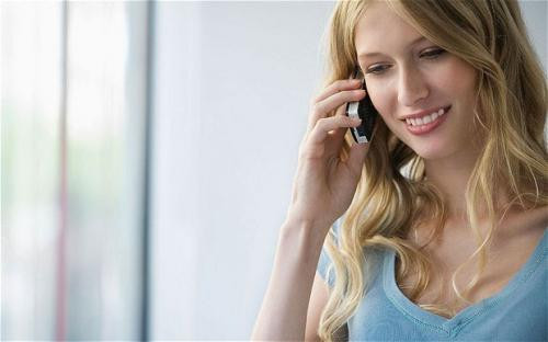 Nghe điện thoại. Chúng ta vẫn thường nghĩ điện thoại là những món đồ sạch sẽ nhất trong túi của mình, nhưng sự thật là chúng rất bẩn và chứa nhiều vi khuẩn có hại cho da. Sử dụng điện thoại bẩn có thể khiến mụn ở da vùng má, môi trở nên tồi tệ hơn với bạn. Đó là lý do bạn nên thường xuyên dùng khăn giấy thấm cồn vệ sinh cho chiếc điện thoại của mình.