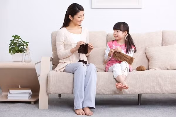 Dành thời gian chơi với bé. Cho dù công việc có bận rộn nhưng hãy cố gắng sắp xếp để chơi và trò chuyện cùng con, những lúc làm việc nhà, lúc tắm cho bé, lúc đi đánh răng hay lúc cho bé ngủ bạn cũng có thể chuyện trò để hiểu bé hơn. Qua đó, em sẽ thêm được những kỹ năng để nuôi dạy con tốt hơn.