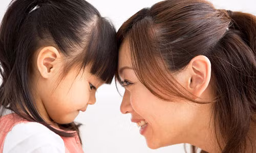 Làm luật và áp dụng. Cha mẹ nên đặt ra nhiều quy tắc cần thiết để có thể đối phó được mọi cuộc tranh cãi, biện hộ của trẻ để khiến chúng phải “tâm phục khẩu phục”. Giờ ngủ bé buộc phải đi ngủ, chương trình ti-vi nào được phép xem, khi nào thì được mời bạn đến nhà chơi…