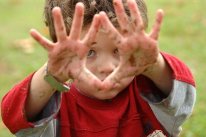 Trẻ nhỏ chỉ cần một môi trường nhà ở sạch sẽ, thông thoáng. Không cần tất cả mọi thứ điều phải khử trùng. Cho bé sờ vào bụi bẩn không phải là điều xấu, miễn là bé biết rửa tay sau đó, đồng thời không cho lên miệng.