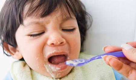  Ép con ăn nhiều để tăng cân. Không nên ép con ăn khi chúng không muốn ăn vì như thế không những không giúp ích cho con mà còn tác dụng ngược trở lại. Nhiều trẻ chỉ nuốt cơm mà không nhai. Hơn nữa, nên dùng một số mẹo như để con ăn cùng trẻ khác để kích thích trẻ “tranh” ăn, chúng sẽ ăn được nhiều hơn.