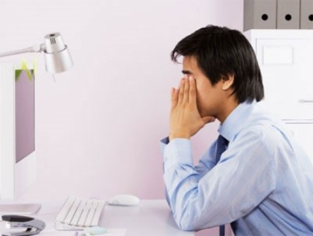 Thường xuyên ở trong phòng “điều hoà”. Khi đi làm, có khoảng 70% nam giới ngoài thời gian phải đi ra ngoài vì công việc, còn lại toàn ngồi liền tù tì trong phòng “điều hoà” làm việc, khả năng điều tiết và kháng bệnh trong cơ thể người “ở trong phòng ấm” sẽ bị suy yếu.