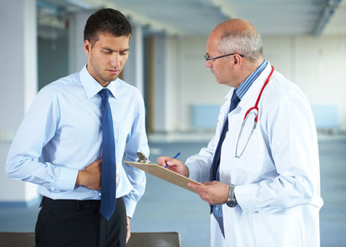 Ít đi khám sức khỏe. Điều tra chỉ rõ, gần một nửa nam giới vì “bận” nên khi bị bệnh không đi khám bác sỹ mà tự “kê đơn” mua thuốc. Có 1/3 nam giới cho rằng đó chỉ là “bệnh vặt vãnh” không đáng phải để tâm. Rất nhiều bệnh do bị “kéo dài” thời gian, làm lỡ mất thời cơ trị liệu tốt nhất, thậm chí còn thành bệnh “lớn” do bị tác dụng giảm bệnh “bên ngoài” của thuốc “che đậy”.