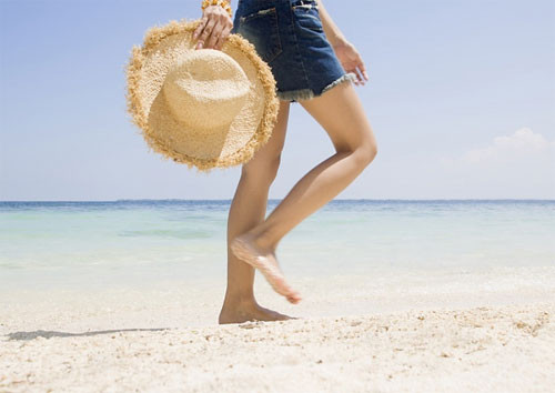 Đi chân trần trên cát có thể làm bong lớp tế bào chết một cách tự nhiên. Nếu có thể bạn hãy thường xuyên đi bộ trên cát biển để có thể ngăn ngừa chai chân.