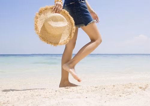 Đi chân trần trên cát có thể làm bong lớp tế bào chết một cách tự nhiên. Nếu có thể bạn hãy thường xuyên đi bộ trên cát biển để có thể ngăn ngừa chai chân.