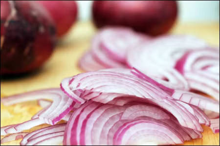 Nước ép hành. Theo kinh nghiệm dân gian, bằm nhuyễn hành và đắp vào vết chai sần sẽ làm cho vùng này mềm hơn, vết da chai sẽ bong tróc. Bạn nên làm vào các buổi tối, đắp hành vào rồi lấy vải sạch, hoặc băng y tế băng lại.