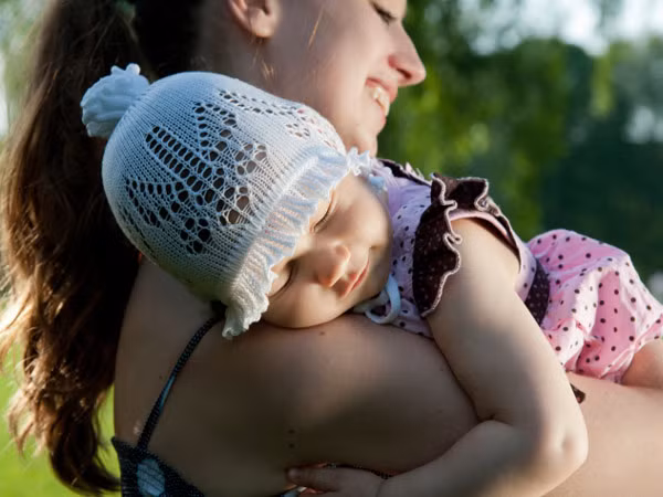 Giữ em bé trong chuyển động nào đó. Đối với các trường hợp trẻ khóc nhiều và dai dắng không ngừng, hoặc nghi ngờ trẻ mắc phải hiện tượng đau bụng sơ sinh bố mẹ nên thử để ẵm trẻ trên tay, địu trẻ hoặc mang trẻ phía trước. Đồng thời vừa dịu con vừa cưng nựng con, nói chuyện với con, hướng sự chú ý của con sang phía mình để tạm quên đi cơn đau bụng. Để trẻ tạm thời quên đi cơn đau, bố mẹ cũng có thể cho trẻ vào trong nôi đung đưa, hoặc cho trẻ vào xe đẩy đi khắp nhà…