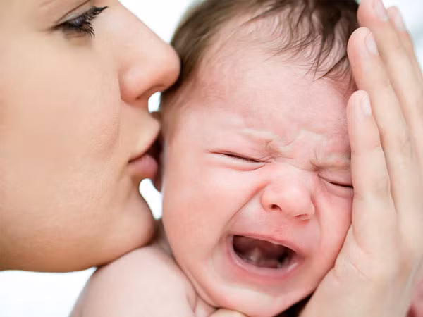 Bên cạnh đó, bố mẹ cũng cần lưu ý khi tắm cho trẻ nhất thiết là phải tắm bằng nước ấm, bọc khăn, mặc quần áo ấm vào mùa đông, thoáng mát vào mùa hè… để trẻ không bị cảm lạnh, lạnh bụng khiến cơn đau ngày càng dữ dội hơn.