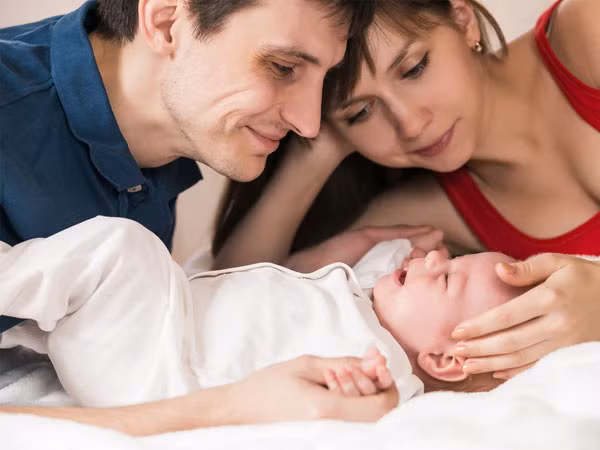 Giữ bình tĩnh. Nó có thể rất khó khăn để bạn giữ được bình tĩnh trong khi em bé khóc mà bạn đang chưa biết phải làm gì để an ủi bé. Tuy nhiên sự bình tĩnh của bạn lúc này là rất cần thiết, bạn cần hiểu đây là một triệu chứng thường gặp ở những trẻ sơ sinh, nếu bạn bình tĩnh và xử trí thì mọi thứ sẽ qua đi dễ dàng, nếu bạn cuống quýt thì mọi chuyện sẽ chỉ khó khăn hơn mà thôi.