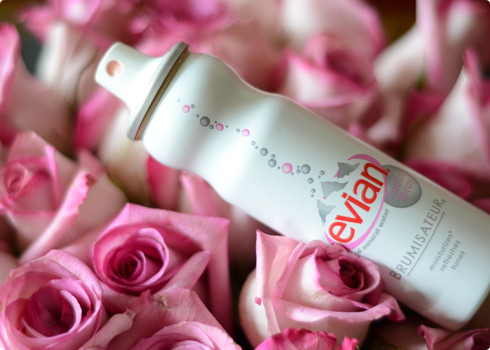 Xịt khoáng. Xịt khoáng là một trong những sản phẩm cung cấp nước tức thì cho da. Khuôn mặt khô và thiếu sức sống sẽ được hồi tỉnh lại sau làn sương đến từ xịt khoáng. Sản phẩm nhỏ bé tiện dụng này sẽ cấp nước và khoáng chất tức thời cho da, giúp da căng mọng.