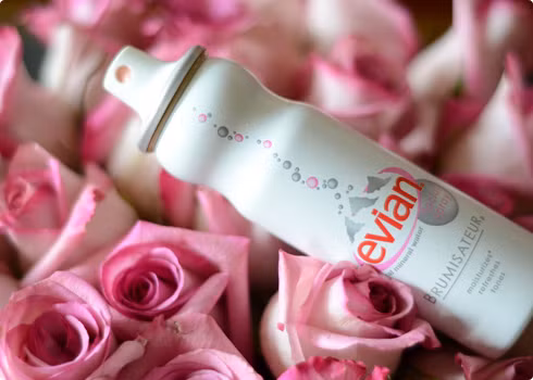 Xịt khoáng. Xịt khoáng là một trong những sản phẩm cung cấp nước tức thì cho da. Khuôn mặt khô và thiếu sức sống sẽ được hồi tỉnh lại sau làn sương đến từ xịt khoáng. Sản phẩm nhỏ bé tiện dụng này sẽ cấp nước và khoáng chất tức thời cho da, giúp da căng mọng.