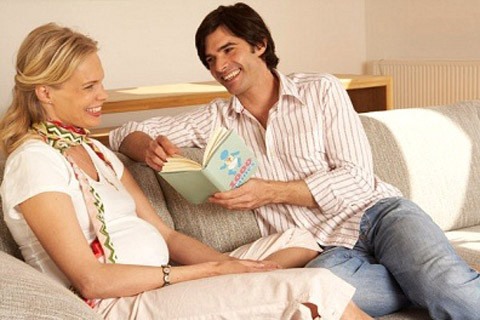 Đọc sách cho con nghe. Ca hát, đọc sách, trò chuyện… với con là những việc đem lại sự hứng thú. Đọc từng câu từng chữ cho bé nghe, mô tả những bức họa cho bé tưởng tượng đều rất bổ ích. Giọng nói của mẹ có thể giúp thai nhi cảm thấy khoan khoái.