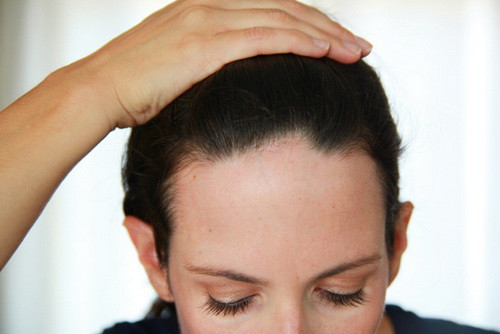 Làm hết tóc con, xơ rối: Bạn thích phong cách búi đỉnh nhưng cứ bị các lọn tóc con làm phiền? Hãy dùng bàn chải đánh răng để chải ngược từ trán lên, mái tóc của bạn sẽ rất mượt.