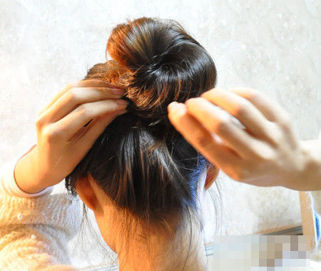 Buộc hoặc búi tóc. Cũng để tiết kiệm thời gian thì các nàng bận rộn hay lười biếng một chút có thể lựa chọn cho mình kiểu tóc búi hay buộc khi đi làm. Đối với những cô nàng yêu thích tóc buộc thì có thể lựa chọn cho mình kiểu tóc buộc cao hay buộc thấp tùy sở thích hoặc bạn có thể buộc tóc cao sau đó tết phần đuôi tóc để mái tóc được gọn gàng cũng như không mất nhiều thời gian chải chuốt.