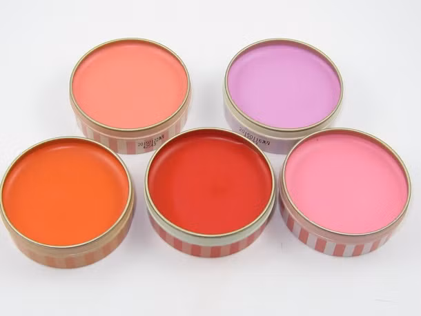 Phấn má dạng kem. Một lọ phấn má dạng kem sẽ giúp bạn tút tát lại nhan sắc bất kì lúc nào, chỉ cần một chút phấn má màu hồng hay cam san hô là khuôn mặt bạn đã bừng sáng ngay tức khắc. Và nếu có chót quên mang phấn mắt hay mascara thì một chút kem má chấm nhẹ lên bầu mắt cũng giúp bạn làm mới vẻ ngoài của mình đấy.