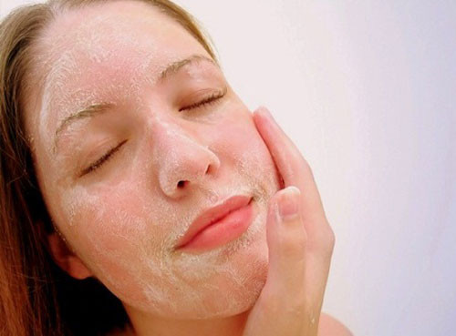 Tẩy tế bào chết 01 lần/ tuần để tái tạo da mới. Cho dù có bận rộn đến đâu, bạn cũng nên dành một chút thời gian để quan tâm đến làn da của mình. Vào mỗi ngày cuối tuần, chúng ta hãy để cơ thể thư giãn bằng các bản nhạc nhẹ nhàng và dành 20 phút để tẩy tế bào chết và đắp mặt nạ trái cây cho da mặt. Bước này giúp loại bỏ lớp sừng, thay diện mạo mới cho làn da, giúp da hấp thu được nhiều dưỡng chất hơn từ kem dưỡng da hằng ngày.