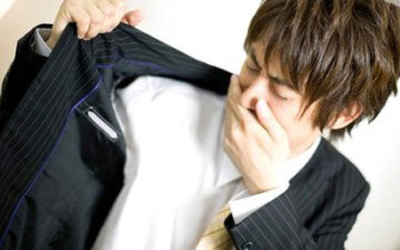 Mặc khác, nghiên cứu gần đây cũng cho thấy rằng việc sử dụng sản phẩm khử mùi có thể làm cho mùi cơ thể tồi tệ hơn bởi các thành phần trong một số lăn khử mùi, chất khử mùi, chất rửa, thuốc xịt và nước thơm có thể khuyến khích sự phát tán của vi khuẩn gây mùi bằng cách cung cấp thêm thức ăn cho chúng. Các bác sĩ khuyến khích bệnh nhân sử dụng nước thường để rửa, vệ sinh và từ đó mồ hôi sản sinh ra sẽ không kèm mùi.