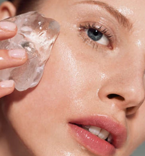 Chườm đá lạnh. Đây là cách đơn giản nhất giúp bạn se khít lỗ chân lông hàng ngày. Chỉ cần lấy đá lạnh để trong một miếng vải sạch, đắp lên vùng da có lỗ chân lông to từ 10 - 20 giây. Làm liên tục nhiều lần trong khoảng 10 phút mỗi ngày. Bên cạnh đó, phương pháp này còn làm làn da săn chắc, sáng màu hơn.