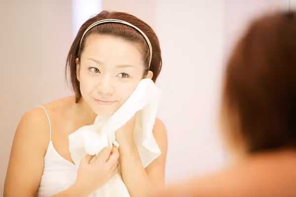 Lau mặt ngay sau khi hoạt động. Làm sạch mặt ngay sau khi hoạt động cũng làm giảm lượng mồ hôi gây tác ngẽn lỗ chân lông của bạn. Tốt nhất là bạn nên sử dụng các loại khăn giấy lau mặt được dưỡng ẩm bằng một chút sản phẩm làm sạch nhẹ nhàng và có chứa Acid Salicylic trong túi của mình để có thể dùng ngay sau khi ra mồ hôi.