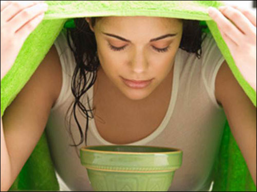 Xông hơi. Xông hơi có tác dụng mở lỗ chân lông và loại bỏ các mảnh bụi bẩn, dầu và các tạp chất khác. Để đạt hiệu quả cao nhất, kết hợp nước nóng với cánh hoa hồng tươi, hoa oải hương, húng quế và bạc hà vào 1 chiếc bát lớn sau đó thực hiện xông từ 10-25 phút. Hoạt động này giúp hơi nước đưa oxy và độ ẩm vào da mặt, làm sạch và se lỗ chân lông.