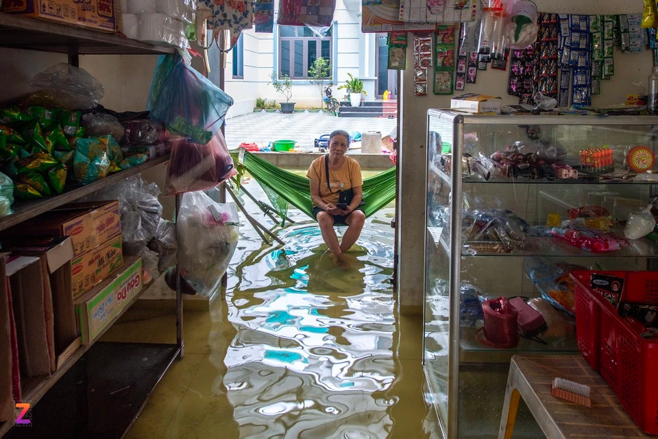 Bà Trần Thị Lý (70 tuổi, người dân xóm Bến Vôi) cho biết, dù đã quen với cảnh úng ngập liên miên nhưng chưa năm nào nước lên cao như năm nay. "Nước rút rất chậm khiến cuộc sống của người dân bị ảnh hưởng nhiều, hàng quán thì ế ẩm còn người dân muốn đi ra ngoài cũng khó vì không thể đi xe được", bà Lý ngán ngẩm nói.