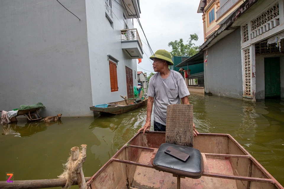 Để phục vụ việc đi làm, đi chợ hàng ngày, người dân xóm Bến Vôi nay phải cất xe đạp, xe máy và chọn cách lội bộ hoặc di chuyển bằng thuyền.